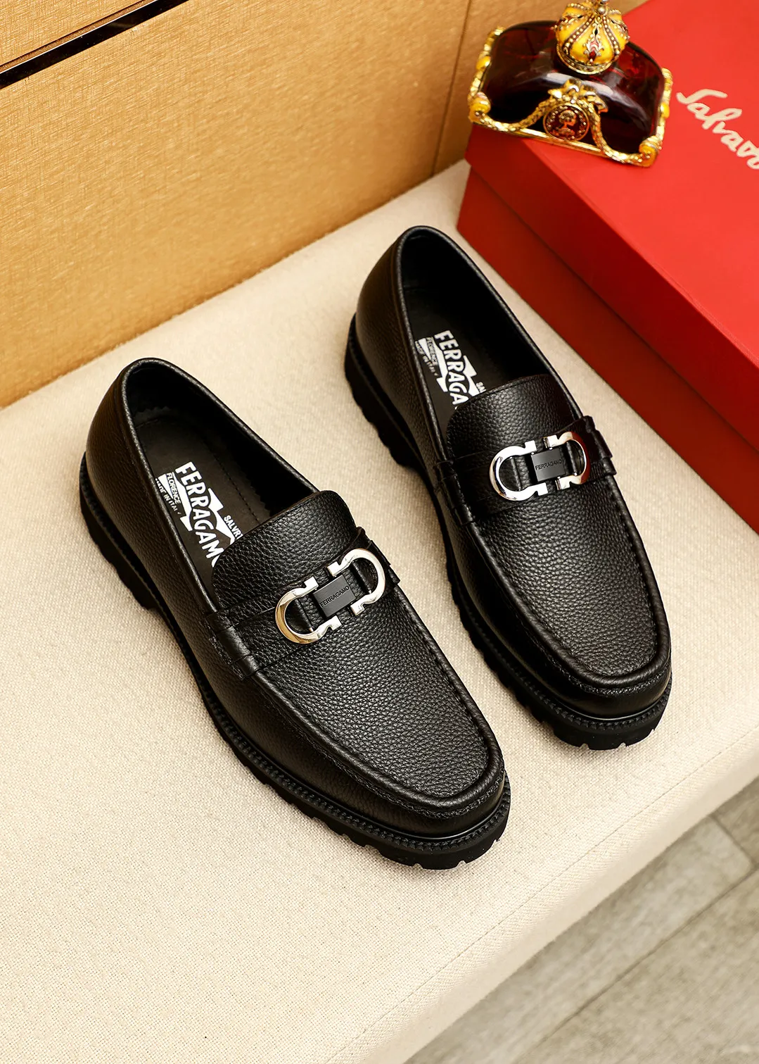 Men's shoes 💰560 💐 Product trademark: Ferragamo "Ferragamo" casual leather shoes Regular size: 38-44 (45.46🉑️customized) Product materials: Selected imported first-layer pebbled cowhide leather upper + original hardware buckle, imported water-dyed cowhide leather lining. Strong three-dimensional visual effect, original outsole Color: 3⃣️colors available